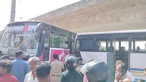 പാലക്കാട് കെഎസ്ആർടിസിയും സ്വകാര്യ ബസും കൂട്ടിയിടിച്ചു; 20 പേർക്ക് പരുക്ക്