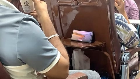 ഹൃദയഭേദകം! ട്രെയിനിലിരുന്ന് എആർഎമ്മിൻ്റെ വ്യാജ പതിപ്പ് കാണുന്ന ആളുടെ വീഡിയോ പങ്കു വെച്ച് ജിതിൻ ലാൽ