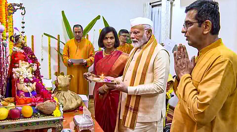 ചീഫ് ജസ്റ്റിസിന്റെ വീട്ടിലെ പ്രധാനമന്ത്രിയുടെ പൂജ; ന്യായാധിപന്മാർ പക്ഷം ചേരുന്നോ?