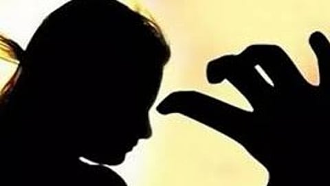 ആഗ്ര-ലക്നൌ എക്സ്പ്രസ്വേയിൽ കാറിനുള്ളിൽ യുവതി കൂട്ടബലാത്സംഗത്തിനിരയായതായി പരാതി