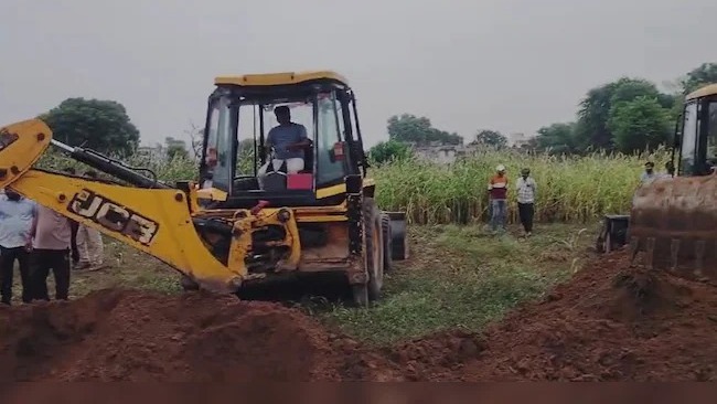 രണ്ടര വയസുകാരി കുഴൽക്കിണറിൽ വീണിട്ട് 17 മണിക്കൂറുകൾ: കുടുങ്ങിക്കിടക്കുന്നത് 35 അടി താഴ്ചയിൽ