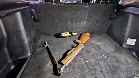 മുക്കത്ത് കാർ ബൈക്കിലിടിച്ച് അപകടം;
കാറിൽ നിന്ന് കണ്ടെത്തിയത് തോക്കും മദ്യക്കുപ്പിയും