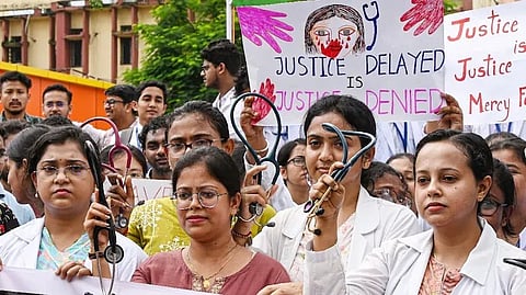 ഡോക്ടറുടെ ബലാത്സംഗ കൊല: ബംഗാളിൽ ജൂനിയർ ഡോക്ടർമാർ നടത്തിവന്ന സമരം ഉപാധികളോടെ അവസാനിപ്പിച്ചു