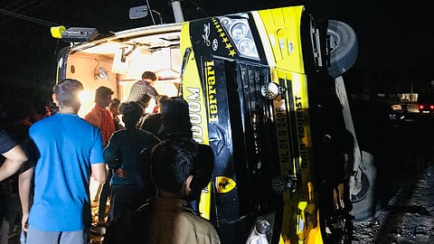 കർണാടകയിൽ സ്വകാര്യ ബസ് മറിഞ്ഞുണ്ടായ അപകടത്തിൽ മലയാളി യുവാവ് മരിച്ചു