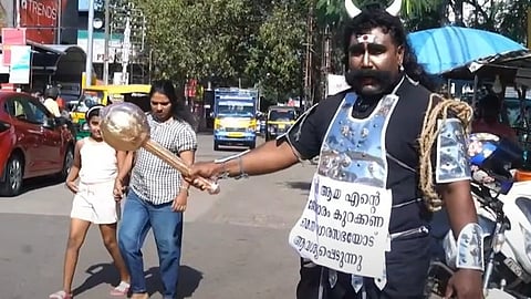 ഒടുവില് 'കാലനും' തെരുവിലിറങ്ങി; റോഡുകളുടെ ശോച്യാവസ്ഥയ്ക്കെതിരെ വേറിട്ട പ്രതിഷേധം
