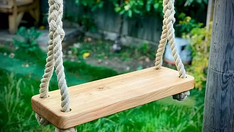 ഊഞ്ഞാലാടുന്നതിനിടെ നാല് വയസുകാരൻ കോൺക്രീറ്റ് പാളി ഇടിഞ്ഞുവീണ് മരിച്ചു