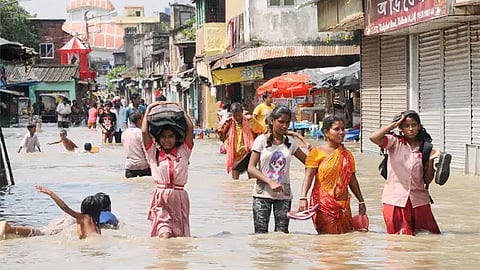 പ്രളയത്തില് വലഞ്ഞ് ബംഗാള് ജനത; മൂന്ന് ലക്ഷത്തിലധികം ജനങ്ങള് ക്യാമ്പുകളില്