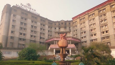 കുട്ടികളുടെ ഐസിയുവിന് മുന്നിൽ നിന്നും പാമ്പ്! പരിയാരം ഗവ. മെഡിക്കൽ കോളേജ് ഇഴജന്തുക്കളുടെ ഭീഷണിയിൽ