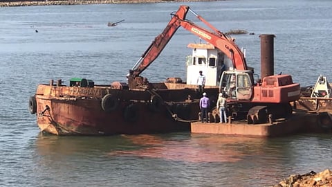 ഗംഗാവലി പുഴയിൽ രണ്ട് ട്രക്കുകളുണ്ടെന്ന് ഈശ്വർ മാൽപെ; വാഹനത്തിൻ്റെ ടയർ അടക്കമുള്ള ക്യാബിൻ കണ്ടെത്തി