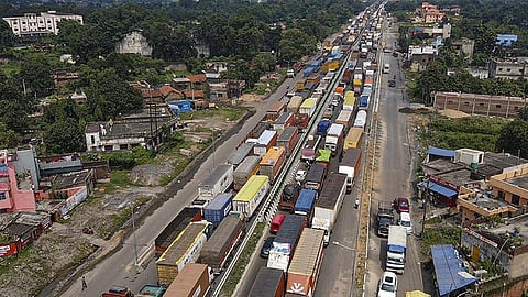 വെള്ളപ്പൊക്ക വിവാദം: അടച്ചിട്ട ബംഗാൾ-ജാർഖണ്ഡ് അതിർത്തി തുറന്നു; തീരുമാനം അടിയന്തര സേവനങ്ങളെ ബാധിച്ചതോടെ