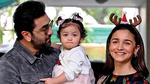 മകളെ താരാട്ടാന് 'ഉണ്ണി വാവാ വോ' പാടി രണ്ബീർ