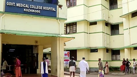 നിർമാണം പൂർത്തിയായിട്ടും സേവനങ്ങൾ ആരംഭിച്ചില്ല; രോഗികളെയും കൂട്ടിരിപ്പുകാരെയും വലച്ച് കോഴിക്കോട് മെഡിക്കൽ കോളേജിലെ റെയിൽവേ ബുക്കിങ് കൗണ്ടർ