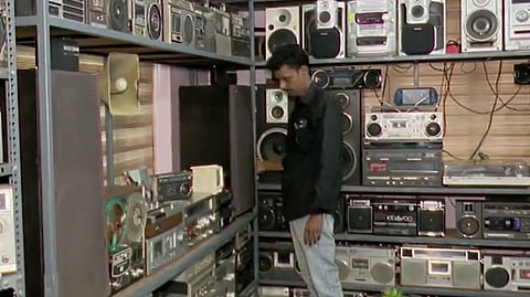 നൂറ് വർഷത്തിലേറെ പഴക്കമുള്ള റേഡിയോ മുതൽ പുതുപുത്തൻ സൗണ്ട് സിസ്റ്റങ്ങൾ വരെ; അപൂർവ ശേഖരവുമായി കണ്ണൂരിലെ ശ്രീജിത്ത്