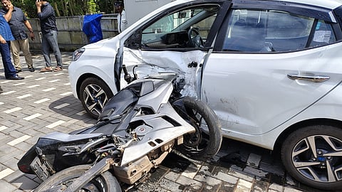 ആറ്റിങ്ങലിൽ കാറും ബൈക്കും കൂട്ടിയിടിച്ച് അപകടം; ബൈക്ക് യാത്രികന് ഗുരുതര പരുക്ക്