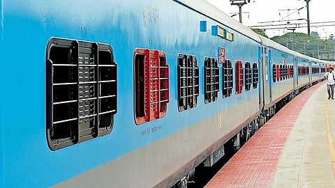 വന്ദേ ഭാരതിനായി വേണാട് എക്സ്പ്രസ് പിടിച്ചിട്ടു; തലകറങ്ങി വീണ് യാത്രക്കാർ