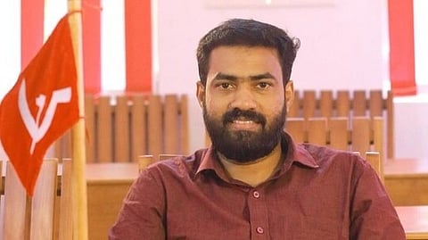 അന്നയുടെ മരണം: ധനമന്ത്രിയുടെ പ്രസ്താവന യുവാക്കളോടുള്ള അവഹേളനം, ജനങ്ങളുടെ പ്രശ്നം പരിഹരിക്കാനുള്ള ഉത്തരവാദിത്തം ദൈവത്തിനല്ല: വി.കെ. സനോജ്
