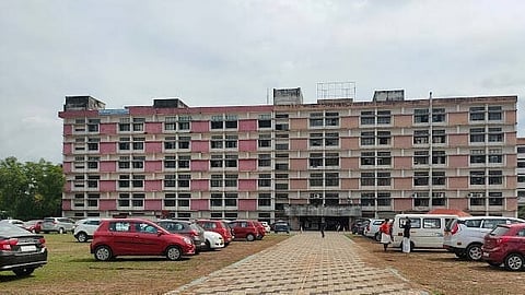 എറണാകുളം കളക്ട്രേറ്റ് കേന്ദ്രീകരിച്ച് ജോലി തട്ടിപ്പ്; പൊതുജനങ്ങൾ ജാഗ്രത പാലിക്കണമെന്ന് ജില്ലാ കളക്ട൪