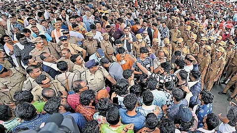 തൃശൂർ പൂര വിവാദത്തിൽ തുടർനടപടികൾ തീരുമാനിക്കാൻ സർക്കാർ; നിയമോപദേശത്തിന് ശേഷം തുടരന്വേഷണം