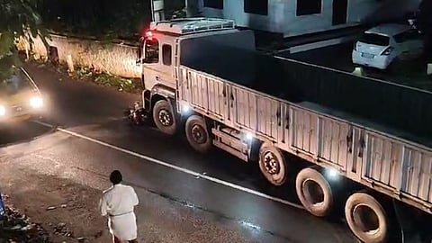 കോട്ടയത്ത് യുവാക്കളെ ഇടിച്ചിട്ട് സ്കൂട്ടറുമായി ലോറി കടന്നുകളഞ്ഞ സംഭവം; കൂടുതൽ
ദൃശ്യങ്ങൾ പുറത്ത്