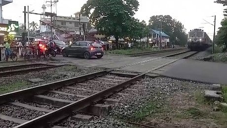 റെയിൽവേ ഗേറ്റ് അടയ്ക്കാൻ വൈകി, കൊല്ലത്ത് പാളത്തില് അകപ്പെട്ട് കാർ; അപകടം ഒഴിവായത് തലനാരിഴയ്ക്ക്