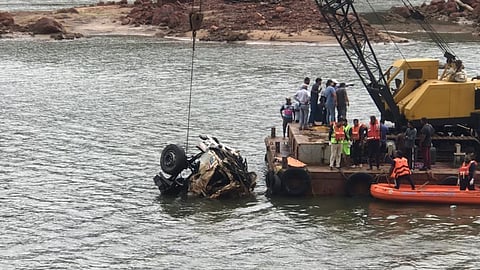 അർജുന്റെ ലോറി കണ്ടെത്തി; ക്യാബിനുള്ളില് നിന്നും മൃതദേഹം പുറത്തെടുത്തു