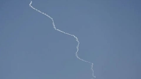 ടെൽ അവീവിൽ ബാലിസ്റ്റിക് മിസൈൽ ആക്രമണം നടത്തി ഹിസ്ബുള്ള; പിന്നാലെ പ്രത്യാക്രമണവുമായി ഇസ്രായേലും