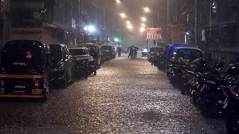 മുംബൈയിൽ അതിതീവ്ര മഴ: റോഡ്- റെയിൽ ഗതാഗതം പ്രതിസന്ധിയിൽ, 14 വിമാനങ്ങൾ വഴിതിരിച്ചുവിട്ടു; നഗരത്തിൽ ഇന്ന് റെഡ് റെഡ് അലേർട്ട്