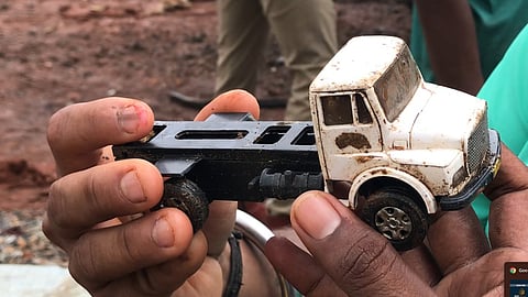 അർജുൻ്റെ ലോറിയിൽ കളിപ്പാട്ടവും; ബാക്കിയായി നൊമ്പരക്കാഴ്ച