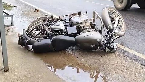 പതിനെട്ടുകാരന് ഓടിച്ച ബുള്ളറ്റ് ലോറിയുമായി കൂട്ടിയിടിച്ചു; കൂടെയുണ്ടായിരുന്ന 15 വയസ്സുകാരന് ദാരുണാന്ത്യം