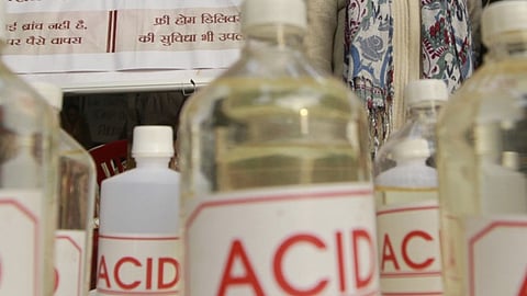 ഭർത്താവിന് അവിഹിതബന്ധമെന്ന് കണ്ടെത്തി; വിവാഹമോചനം ആവശ്യപ്പെട്ട യുവതിക്ക് നേരെ ആസിഡ് ആക്രമണം