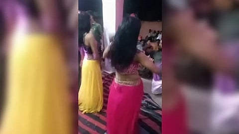 ബാർ ഡാൻസും, മദ്യപാന പാർട്ടിയും; സമൂഹമാധ്യമങ്ങളിൽ വൈറലായി ബിഹാർ സ്കൂളിലെ ആഘോഷം