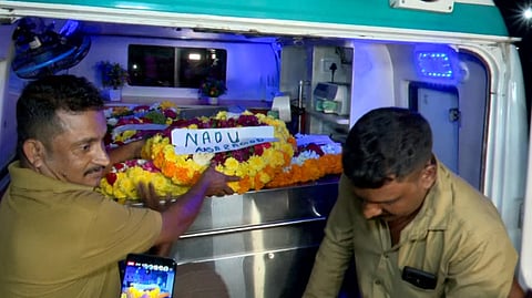 കണ്ണീരോടെ നാട്; അർജുൻ്റെ മൃതദേഹം കേരളത്തിലെത്തി, വഴി നീളെ അന്തിമോപചാരം അർപ്പിച്ച് ജനങ്ങൾ