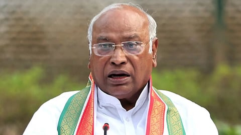 അനധികൃതമായി സ്ഥലം കൈമാറി; മല്ലികാർജുൻ ഖാർഗെക്കെതിരെ ലോകായുക്തയിൽ പരാതി നൽകി ബിജെപി