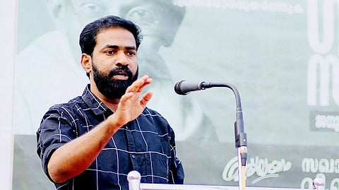 മഞ്ഞപ്പത്രക്കാരുടെ ആരോപണങ്ങള് അന്വര് ഏറ്റുപിടിക്കുന്നു; സ്ക്രിപ്റ്റുകള് കോപ്പിയടിക്കുന്നു: വി.കെ സനോജ്