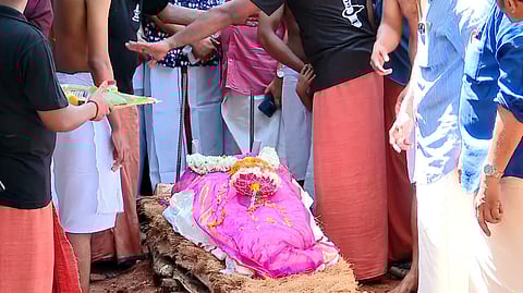 ഇനി മലയാളിയുടെ മനസിൽ മരണമില്ലാതെ; ഉറ്റവരോടും ഉടയവരോടും വിട പറഞ്ഞ് അര്ജുന്