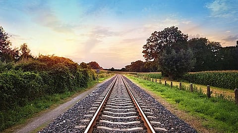 വേലി കെട്ടുന്ന കോൺക്രീറ്റ് തൂൺ റെയിൽവേ പാളത്തിൽ: പതിനാറുകാരൻ അറസ്റ്റിൽ