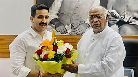 ഹിമാചൽ ഭക്ഷണശാലകളിലെ പേരുവിവര പട്ടിക വിവാദം: ഖാർഗെയുമായി കൂടിക്കാഴ്ച നടത്തി മന്ത്രി വിക്രമാദിത്യ സിങ്