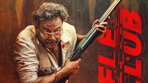 കണ്വീന്സ് ചെയ്യുമോ കണ്വീന്സിങ് സ്റ്റാർ ? റൈഫിൾ ക്ലബ്ബിലെ സുരേഷ് കൃഷ്ണയുടെ ക്യാരക്ടർ പോസ്റ്റർ റിലീസ് ചെയ്തു