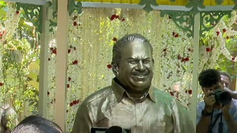 കോടിയേരി ബാലകൃഷ്ണന്റെ പ്രതിമ അനാച്ഛാദനം ചെയ്തു; ചരമ വാർഷികാചരണത്തിൽ പങ്കെടുത്തത് നിരവധി പേർ