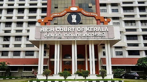 കൊച്ചിയിലെ അനധികൃത ബോർഡുകൾ; സെക്രട്ടറിമാർക്കെതിരെ കോടതിയലക്ഷ്യ നടപടി സ്വീകരിക്കുമെന്ന് ഹൈക്കോടതി