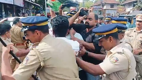 മുഖ്യമന്ത്രിയെ കരിങ്കൊടി കാട്ടി; കോഴിക്കോട് യൂത്ത് ലീഗ്, യൂത്ത് കോൺഗ്രസ് പ്രവർത്തകർ അറസ്റ്റിൽ