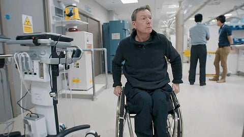 വിമാനത്തില് വീല് ചെയറില്ല; ക്യാബിനിലൂടെ ഇഴഞ്ഞ് ഭിന്നശേഷിക്കാരനായ ബ്രിട്ടീഷ് മാധ്യമപ്രവർത്തകന്