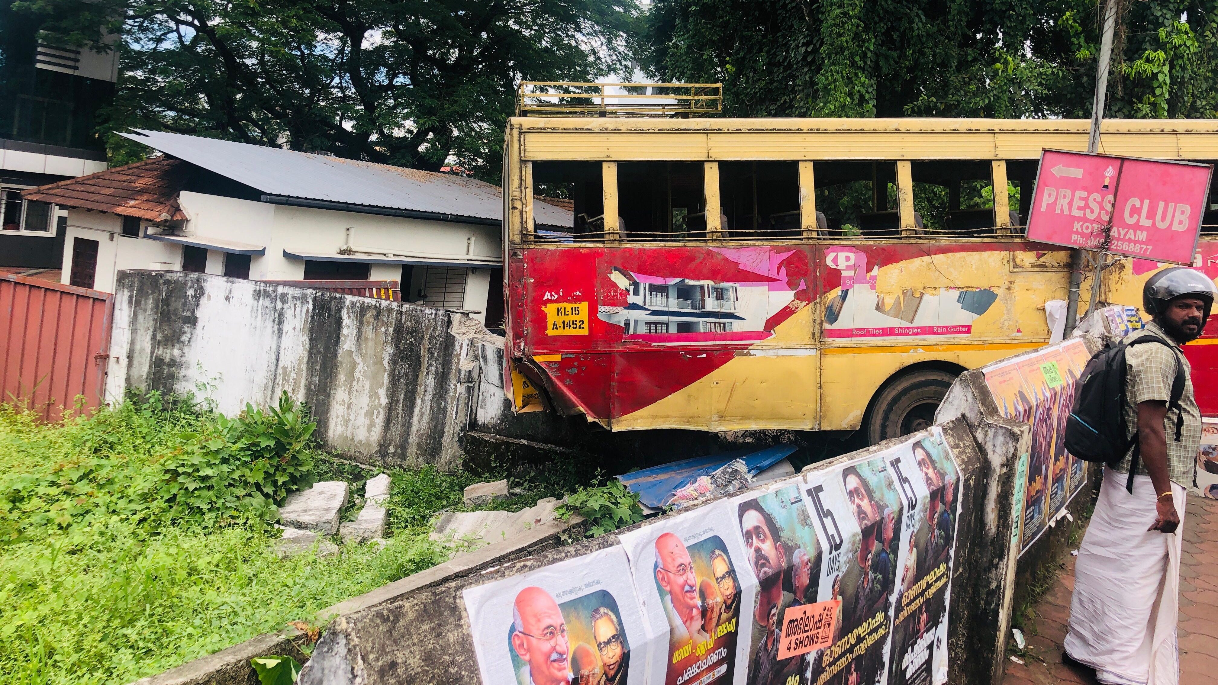 സ്റ്റാൻഡിൽ പാർക്ക് ചെയ്ത കെഎസ്ആർടിസി ബസ് ഉരുണ്ട് വന്ന് ഇടിച്ചു; കോട്ടയം പ്രസ് ക്ലബ് മതിൽ വീണ്ടും തകർന്നു