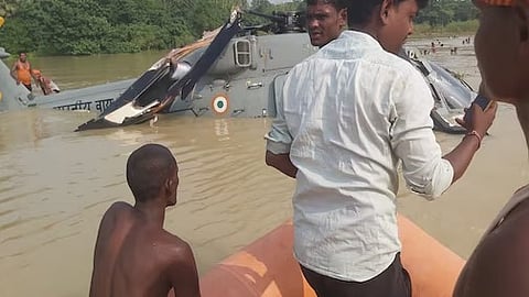 വെള്ളത്തിൽ അടിയന്തര ലാൻഡിങ്ങ് നടത്തി ഹെലികോപ്റ്റർ; വെള്ളത്തിൽ ഇറങ്ങിയത് ബിഹാറിലേക്ക് ദുരിതാശ്വാസ സാമഗ്രികളുമായി എത്തിയ സംഘം