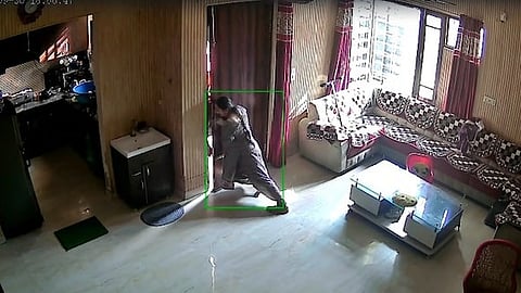 ഇത് പെൺപുലി! മൂന്ന് കവർച്ചക്കാരെ ഒറ്റയ്ക്ക് തടഞ്ഞ് യുവതി; തോൽവി സമ്മതിച്ച് സ്ഥലം വിട്ട് സംഘം