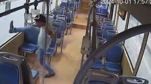 VIDEO/ ബസിൻ്റെ വാതിലിൽ നിന്നും മാറി നിൽക്കാനാവശ്യപ്പെട്ടു: ബസ് കണ്ടക്ടറെ കുത്തിപ്പരുക്കേൽപ്പിച്ച് യാത്രക്കാരൻ