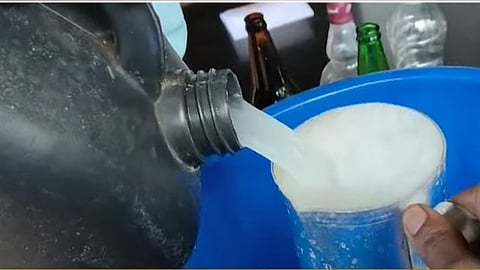 കള്ള് ഷാപ്പ് റേഞ്ച് ലേലത്തിലെടുക്കാൻ ആളില്ല; റോഡിൽ കള്ള് വിറ്റ് പ്രതിഷേധം