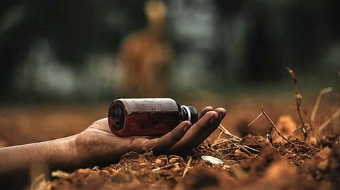 സുഹൃത്തായ ജീവനക്കാരിയുമായി തർക്കം: തിരുവനന്തപുരം പരീക്ഷാഭവന് മുന്നിൽ പൊലീസുകാരൻ വിഷം കുടിച്ചു