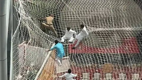 ഡെപ്യൂട്ടി സ്പീക്കറുടെ 'എടുത്തുചാട്ടം'; മഹാരാഷ്ട്രയില് സെക്രട്ടറിയേറ്റ് കെട്ടിടത്തിലെ മൂന്നാം നിലയില് നിന്ന് ചാടി