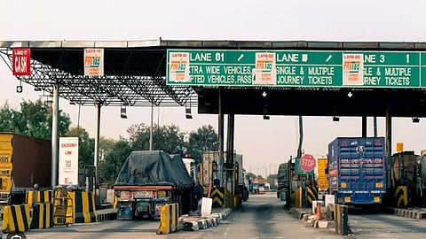 ടോൾ നൽകിയില്ല: പാലക്കാട് സ്കൂള് വാഹനങ്ങൾക്ക് വക്കീൽ നോട്ടീസ്